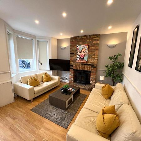 Great 4 Bedroom House - Great Location - Garden - Parking - Fast Wifi - Smart Tv - Newly Decorated - Sleeps Up To 8! Only 10 Mins Drive To Sandbanks Beach! Close To Poole & Bournemouth Εξωτερικό φωτογραφία