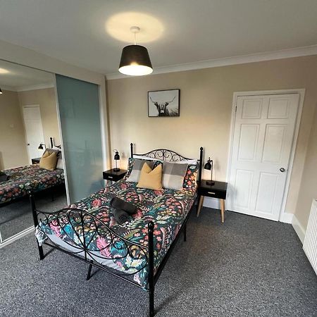 Great 4 Bedroom House - Great Location - Garden - Parking - Fast Wifi - Smart Tv - Newly Decorated - Sleeps Up To 8! Only 10 Mins Drive To Sandbanks Beach! Close To Poole & Bournemouth Εξωτερικό φωτογραφία
