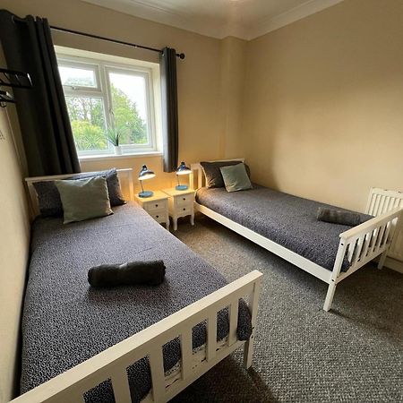 Great 4 Bedroom House - Great Location - Garden - Parking - Fast Wifi - Smart Tv - Newly Decorated - Sleeps Up To 8! Only 10 Mins Drive To Sandbanks Beach! Close To Poole & Bournemouth Εξωτερικό φωτογραφία
