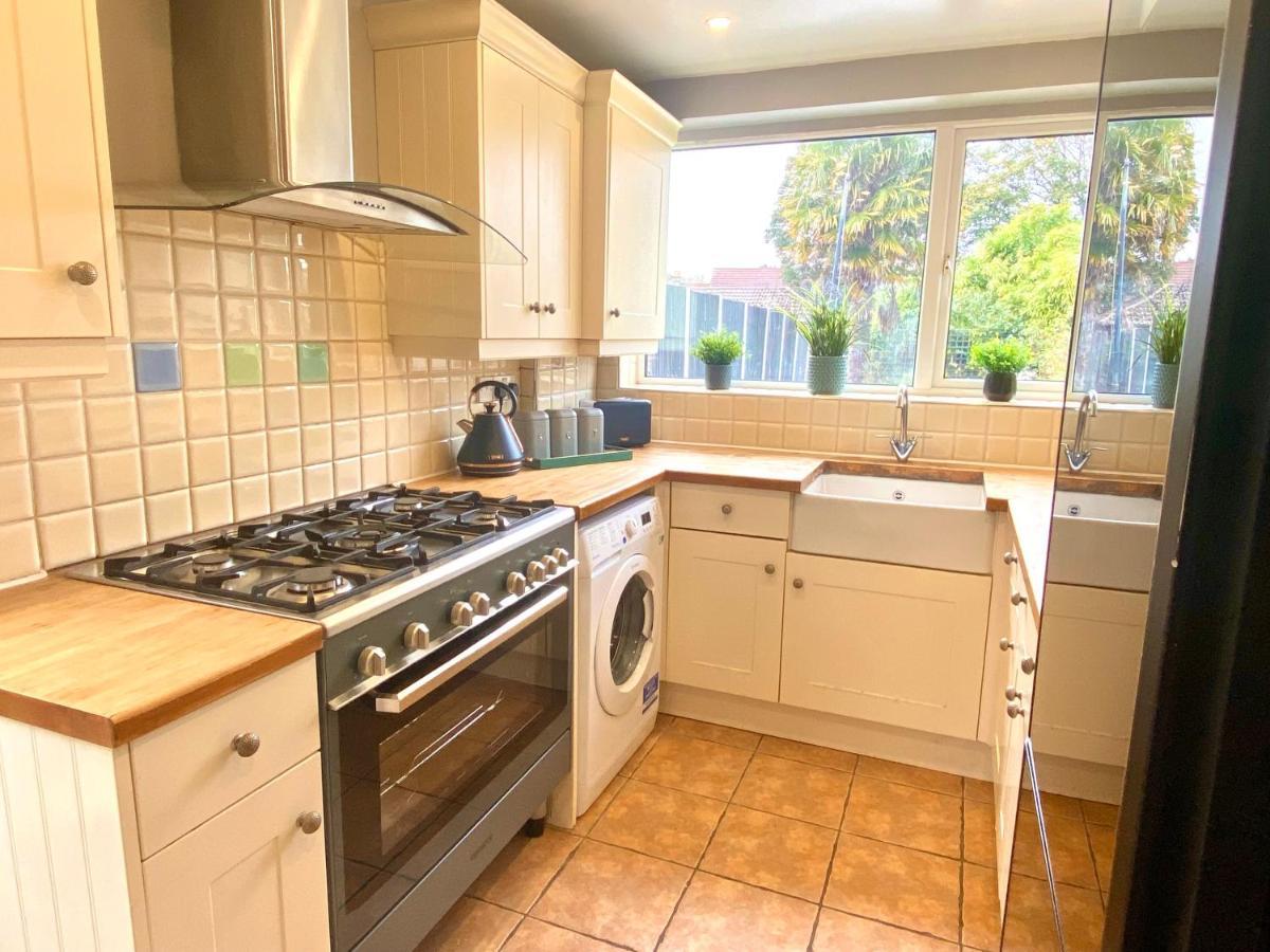 Great 4 Bedroom House - Great Location - Garden - Parking - Fast Wifi - Smart Tv - Newly Decorated - Sleeps Up To 8! Only 10 Mins Drive To Sandbanks Beach! Close To Poole & Bournemouth Εξωτερικό φωτογραφία
