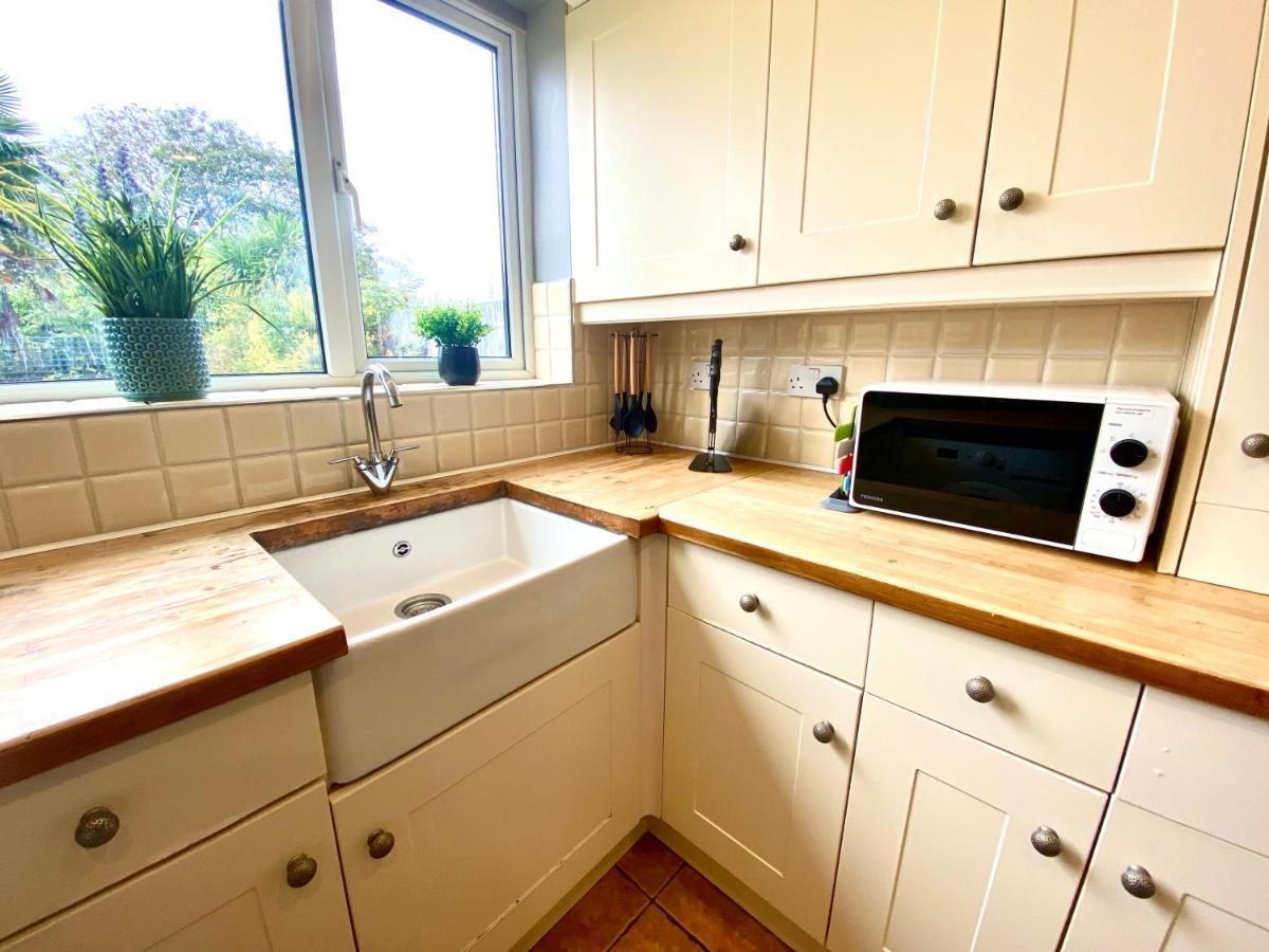 Great 4 Bedroom House - Great Location - Garden - Parking - Fast Wifi - Smart Tv - Newly Decorated - Sleeps Up To 8! Only 10 Mins Drive To Sandbanks Beach! Close To Poole & Bournemouth Εξωτερικό φωτογραφία