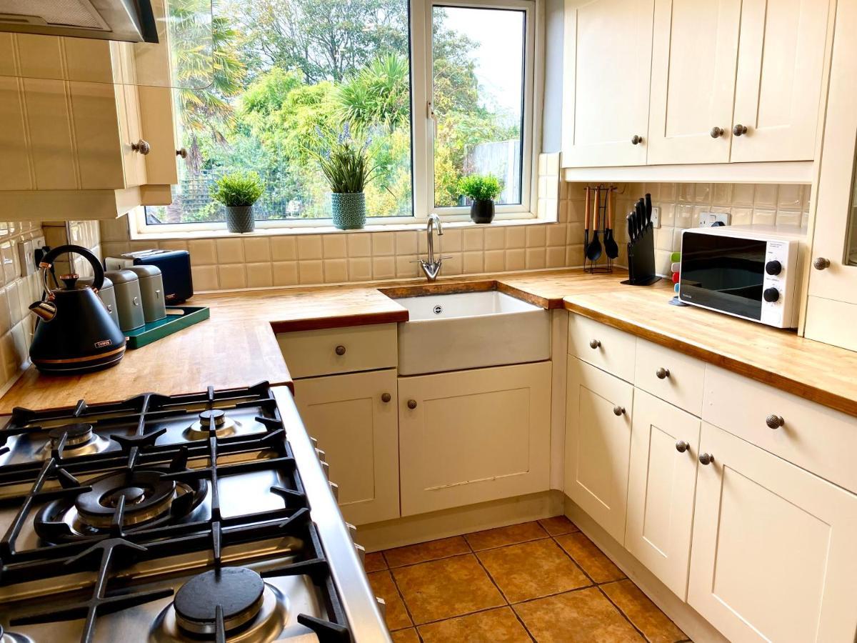 Great 4 Bedroom House - Great Location - Garden - Parking - Fast Wifi - Smart Tv - Newly Decorated - Sleeps Up To 8! Only 10 Mins Drive To Sandbanks Beach! Close To Poole & Bournemouth Εξωτερικό φωτογραφία