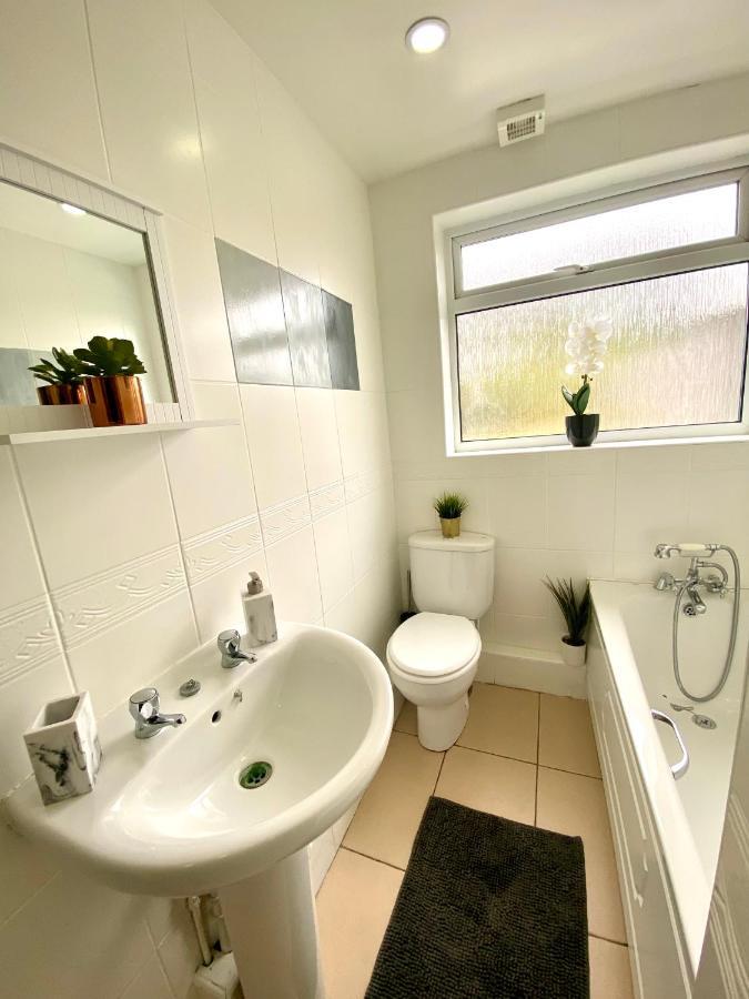 Great 4 Bedroom House - Great Location - Garden - Parking - Fast Wifi - Smart Tv - Newly Decorated - Sleeps Up To 8! Only 10 Mins Drive To Sandbanks Beach! Close To Poole & Bournemouth Εξωτερικό φωτογραφία