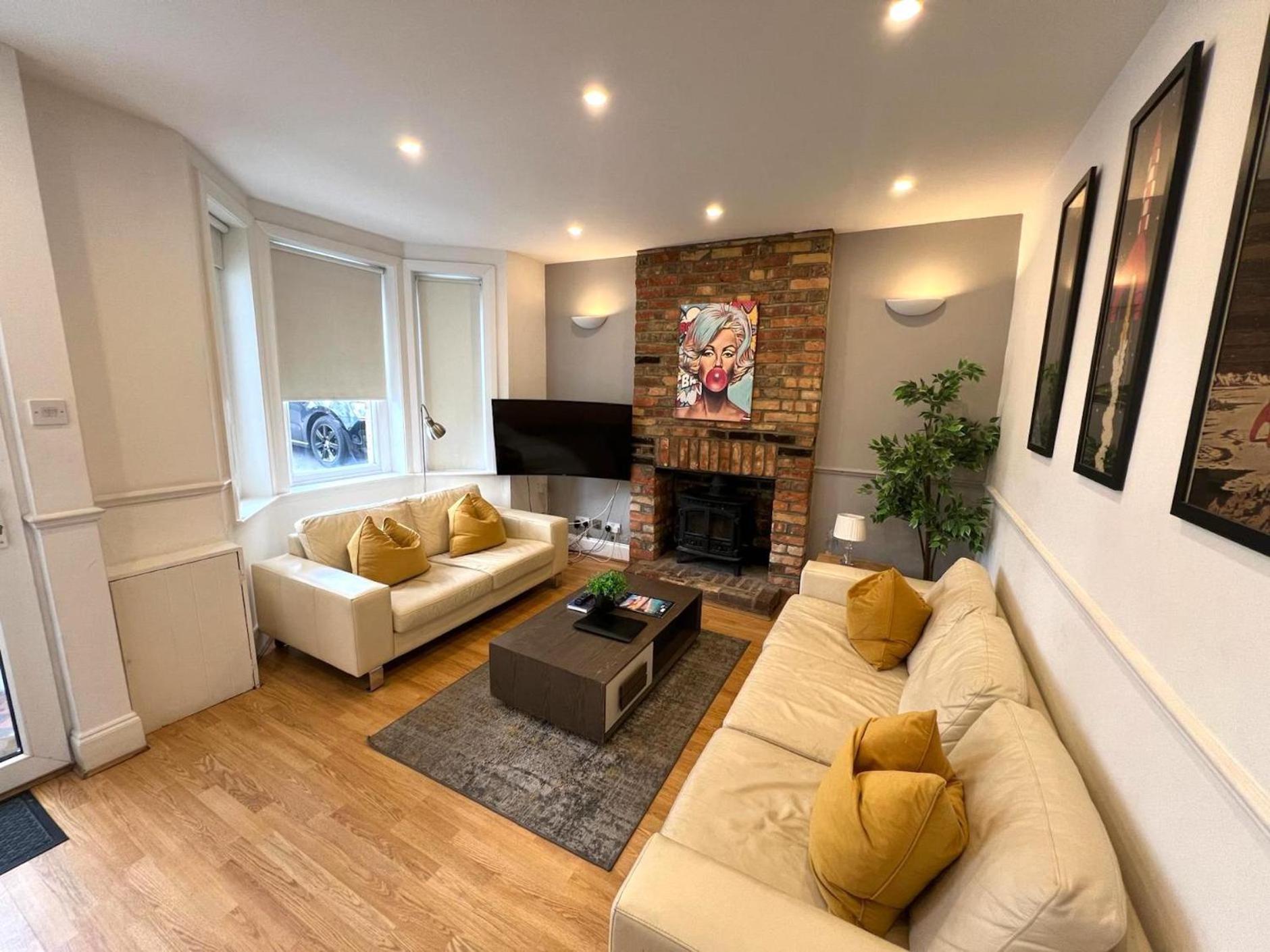Great 4 Bedroom House - Great Location - Garden - Parking - Fast Wifi - Smart Tv - Newly Decorated - Sleeps Up To 8! Only 10 Mins Drive To Sandbanks Beach! Close To Poole & Bournemouth Εξωτερικό φωτογραφία