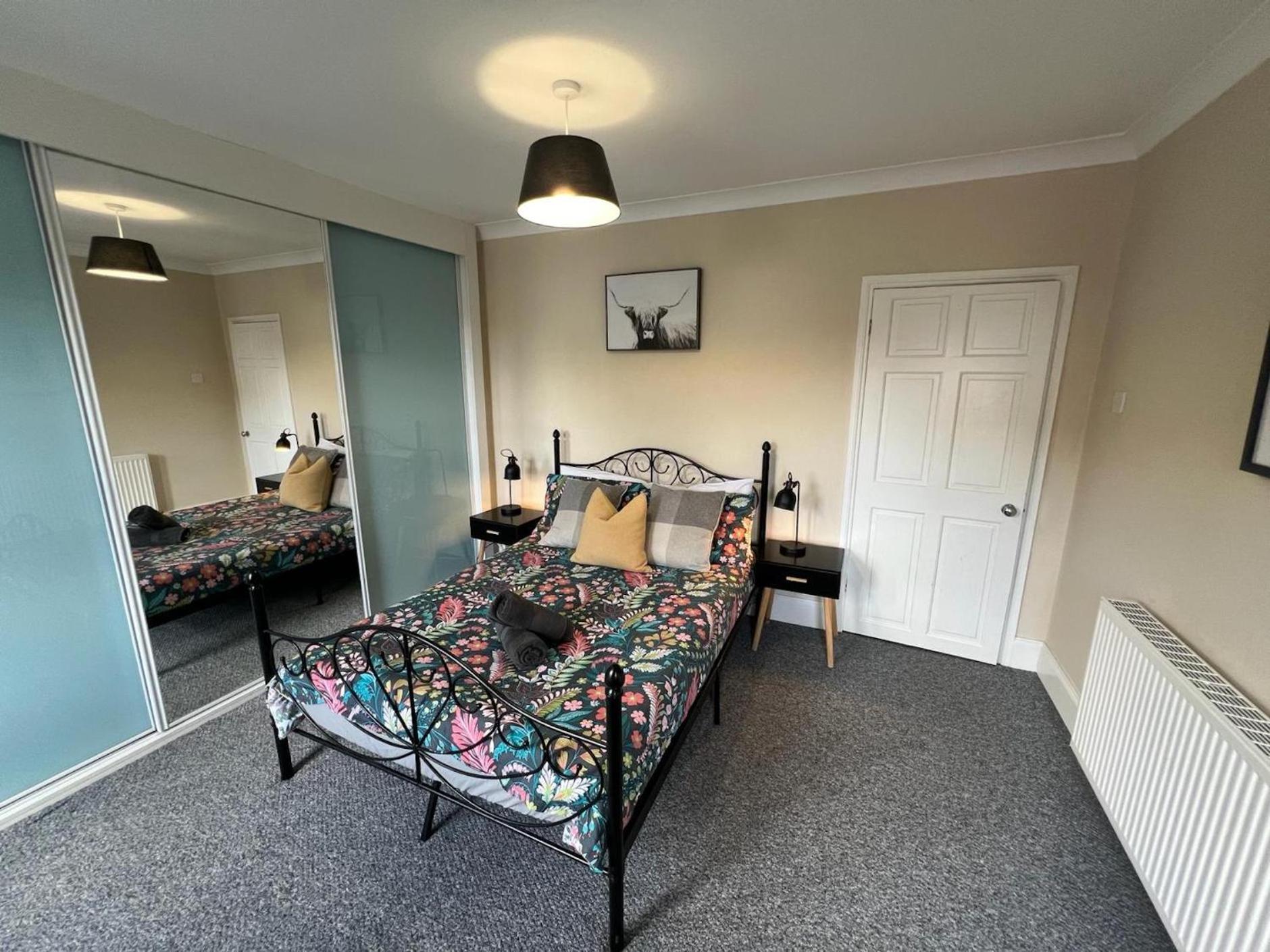 Great 4 Bedroom House - Great Location - Garden - Parking - Fast Wifi - Smart Tv - Newly Decorated - Sleeps Up To 8! Only 10 Mins Drive To Sandbanks Beach! Close To Poole & Bournemouth Εξωτερικό φωτογραφία