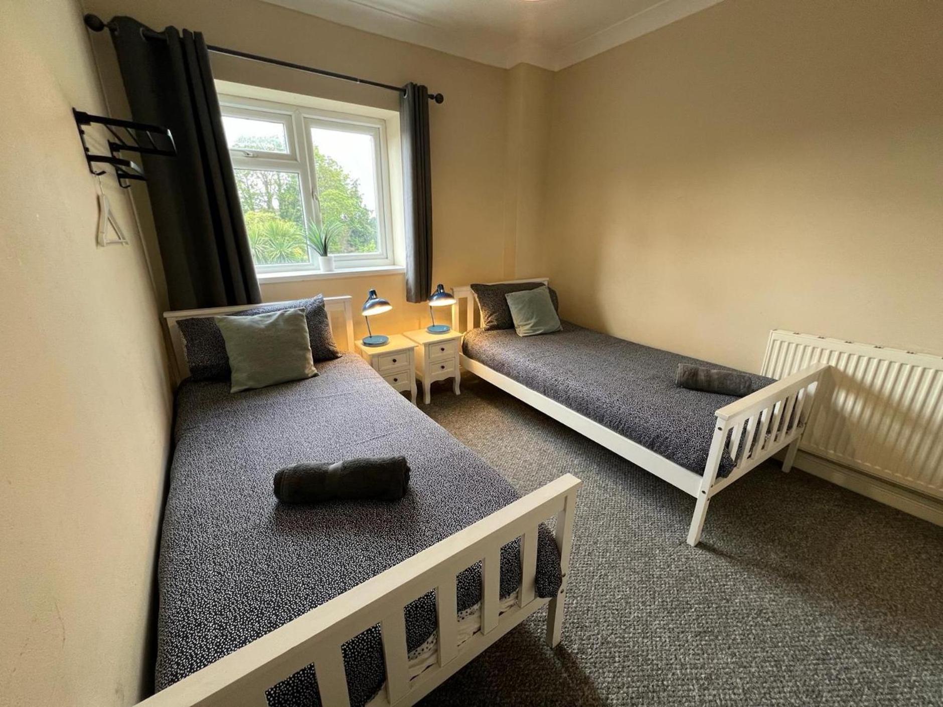 Great 4 Bedroom House - Great Location - Garden - Parking - Fast Wifi - Smart Tv - Newly Decorated - Sleeps Up To 8! Only 10 Mins Drive To Sandbanks Beach! Close To Poole & Bournemouth Εξωτερικό φωτογραφία