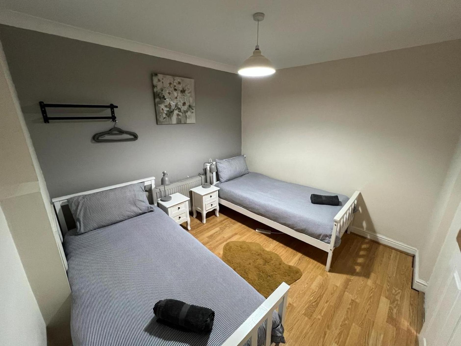 Great 4 Bedroom House - Great Location - Garden - Parking - Fast Wifi - Smart Tv - Newly Decorated - Sleeps Up To 8! Only 10 Mins Drive To Sandbanks Beach! Close To Poole & Bournemouth Εξωτερικό φωτογραφία
