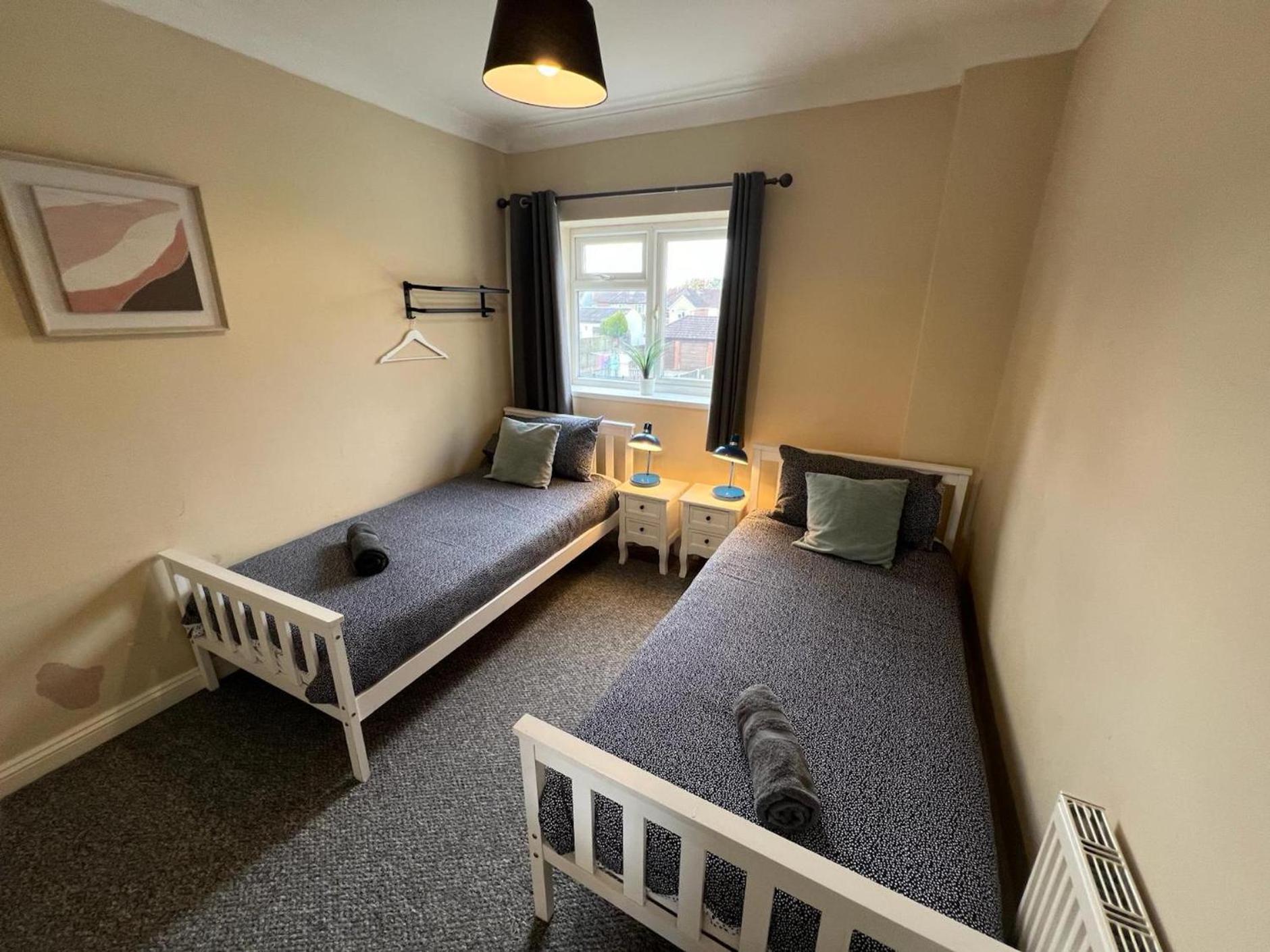Great 4 Bedroom House - Great Location - Garden - Parking - Fast Wifi - Smart Tv - Newly Decorated - Sleeps Up To 8! Only 10 Mins Drive To Sandbanks Beach! Close To Poole & Bournemouth Εξωτερικό φωτογραφία