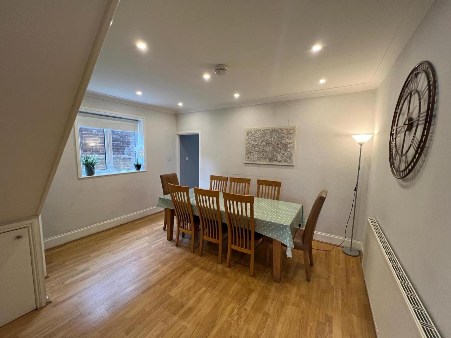 Great 4 Bedroom House - Great Location - Garden - Parking - Fast Wifi - Smart Tv - Newly Decorated - Sleeps Up To 8! Only 10 Mins Drive To Sandbanks Beach! Close To Poole & Bournemouth Εξωτερικό φωτογραφία