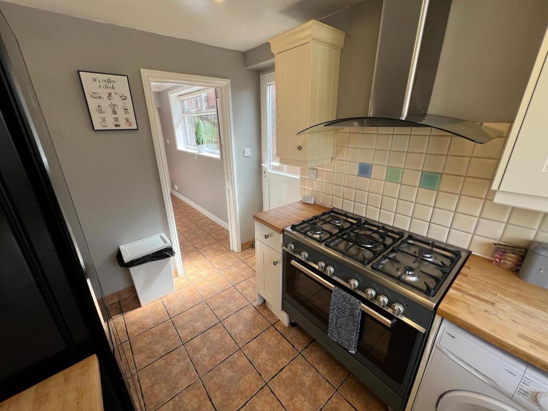 Great 4 Bedroom House - Great Location - Garden - Parking - Fast Wifi - Smart Tv - Newly Decorated - Sleeps Up To 8! Only 10 Mins Drive To Sandbanks Beach! Close To Poole & Bournemouth Εξωτερικό φωτογραφία