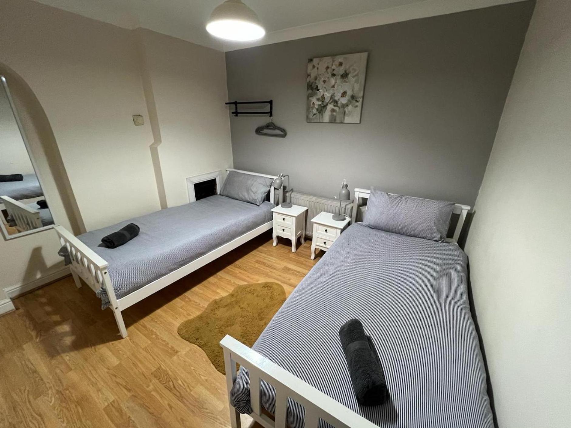 Great 4 Bedroom House - Great Location - Garden - Parking - Fast Wifi - Smart Tv - Newly Decorated - Sleeps Up To 8! Only 10 Mins Drive To Sandbanks Beach! Close To Poole & Bournemouth Εξωτερικό φωτογραφία