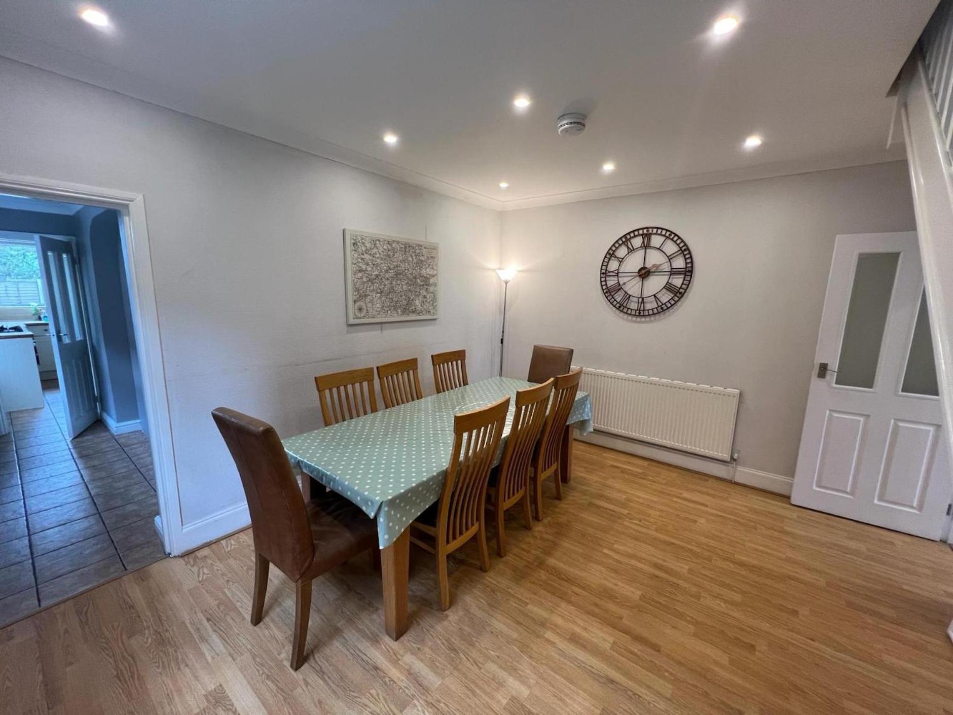 Great 4 Bedroom House - Great Location - Garden - Parking - Fast Wifi - Smart Tv - Newly Decorated - Sleeps Up To 8! Only 10 Mins Drive To Sandbanks Beach! Close To Poole & Bournemouth Εξωτερικό φωτογραφία