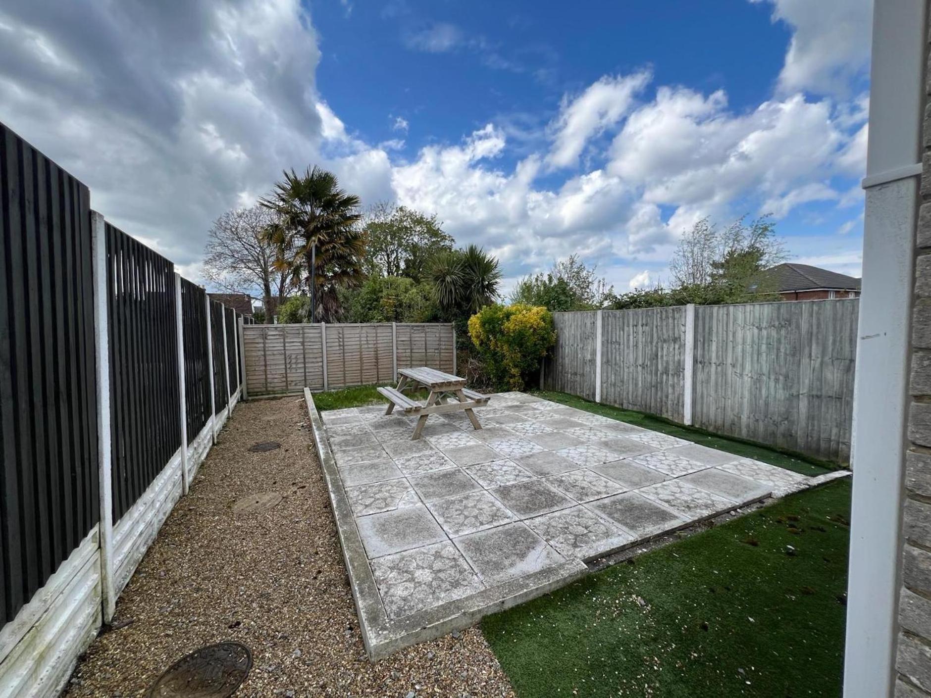 Great 4 Bedroom House - Great Location - Garden - Parking - Fast Wifi - Smart Tv - Newly Decorated - Sleeps Up To 8! Only 10 Mins Drive To Sandbanks Beach! Close To Poole & Bournemouth Εξωτερικό φωτογραφία