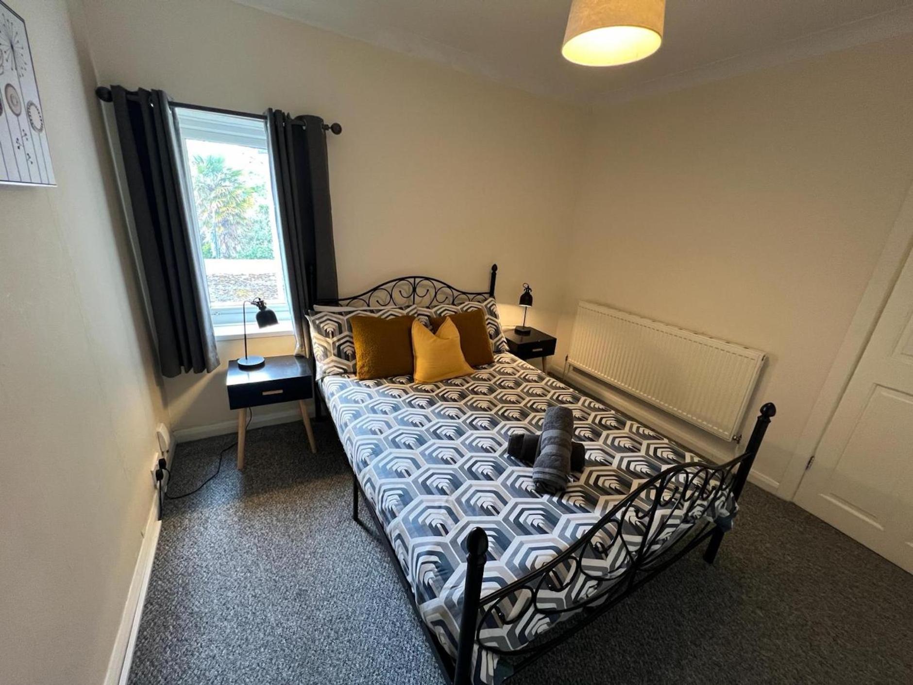Great 4 Bedroom House - Great Location - Garden - Parking - Fast Wifi - Smart Tv - Newly Decorated - Sleeps Up To 8! Only 10 Mins Drive To Sandbanks Beach! Close To Poole & Bournemouth Εξωτερικό φωτογραφία