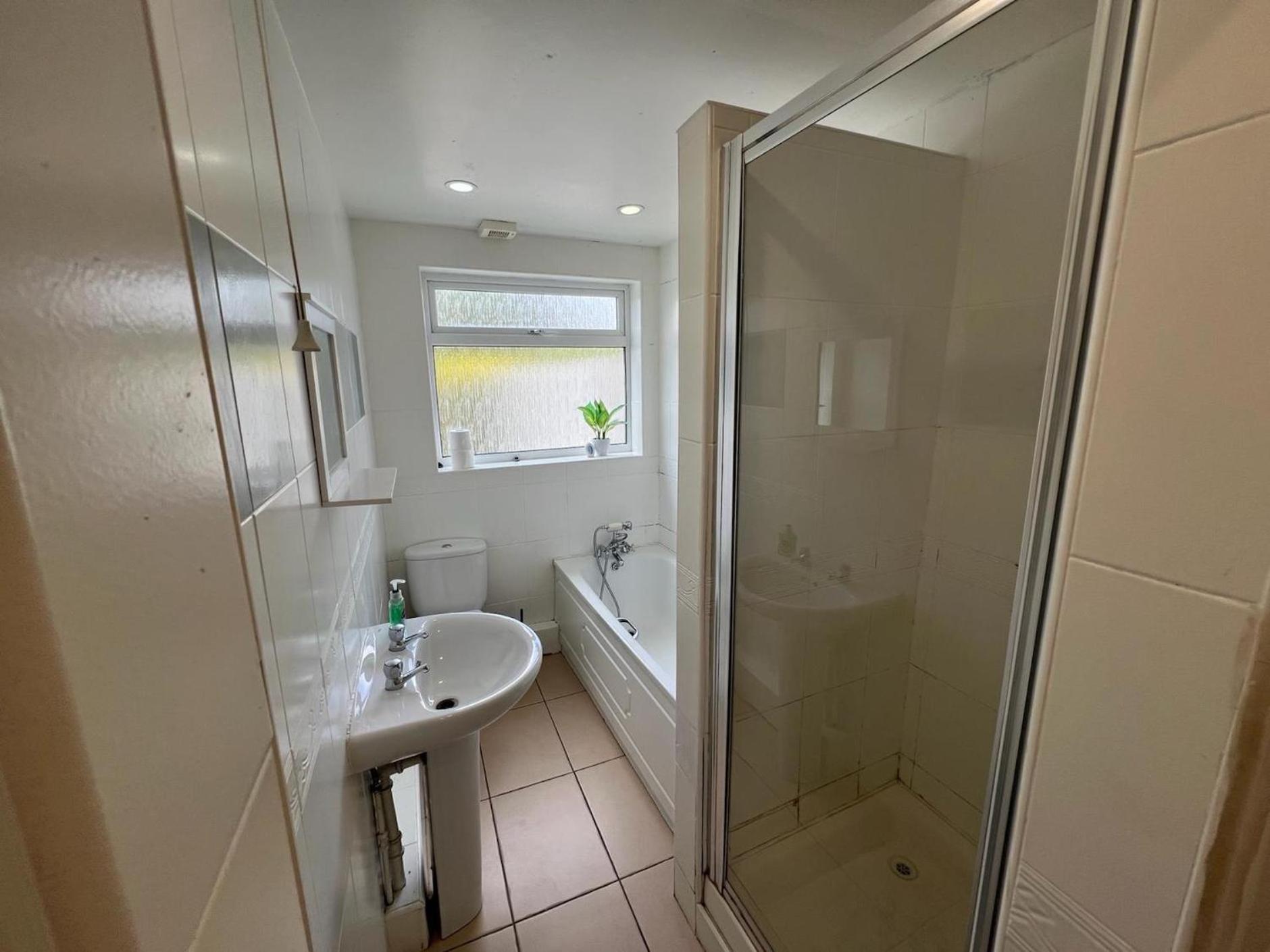 Great 4 Bedroom House - Great Location - Garden - Parking - Fast Wifi - Smart Tv - Newly Decorated - Sleeps Up To 8! Only 10 Mins Drive To Sandbanks Beach! Close To Poole & Bournemouth Εξωτερικό φωτογραφία