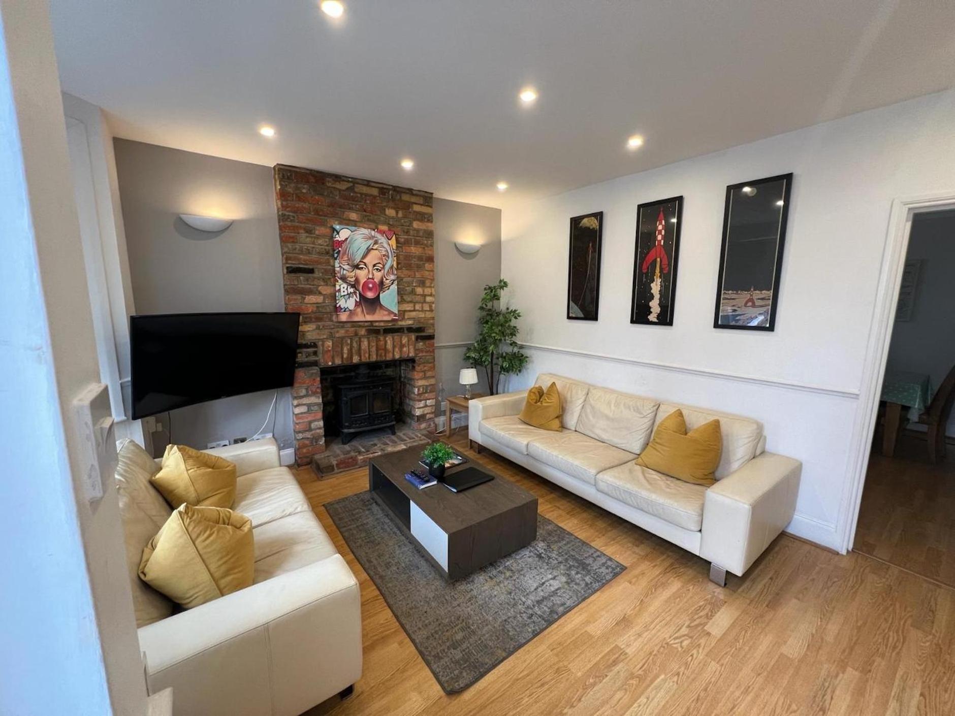 Great 4 Bedroom House - Great Location - Garden - Parking - Fast Wifi - Smart Tv - Newly Decorated - Sleeps Up To 8! Only 10 Mins Drive To Sandbanks Beach! Close To Poole & Bournemouth Εξωτερικό φωτογραφία