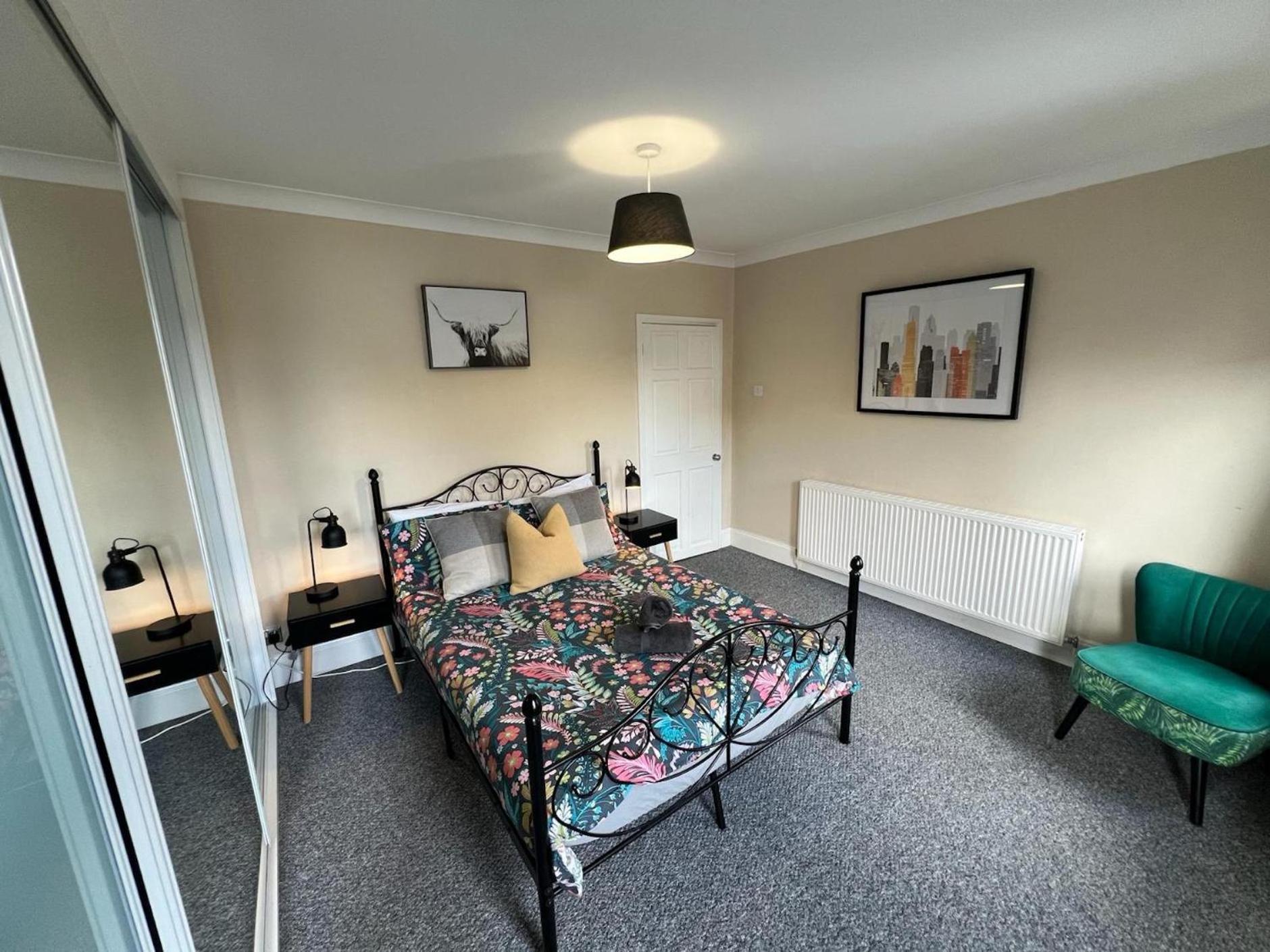 Great 4 Bedroom House - Great Location - Garden - Parking - Fast Wifi - Smart Tv - Newly Decorated - Sleeps Up To 8! Only 10 Mins Drive To Sandbanks Beach! Close To Poole & Bournemouth Εξωτερικό φωτογραφία